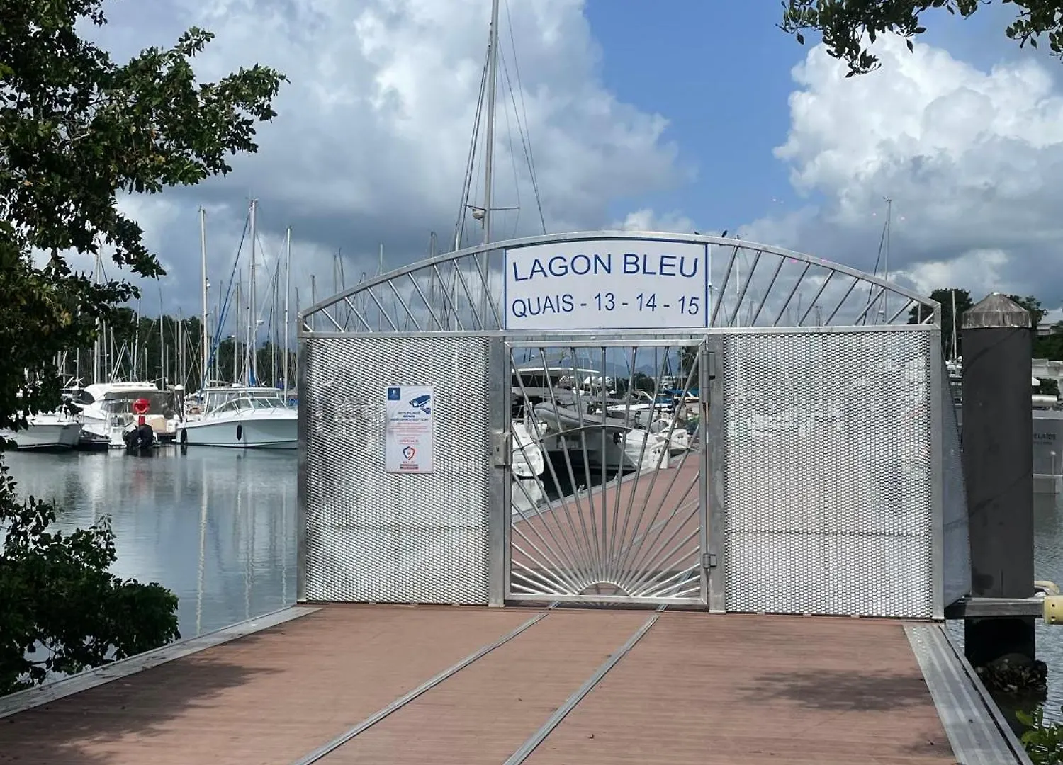 船上ホテル ホテル Dormez Sur L'Eau Sejour Sur Un Voilier Studio A La Marina Du Gosier ル・ゴジエ グアドループ